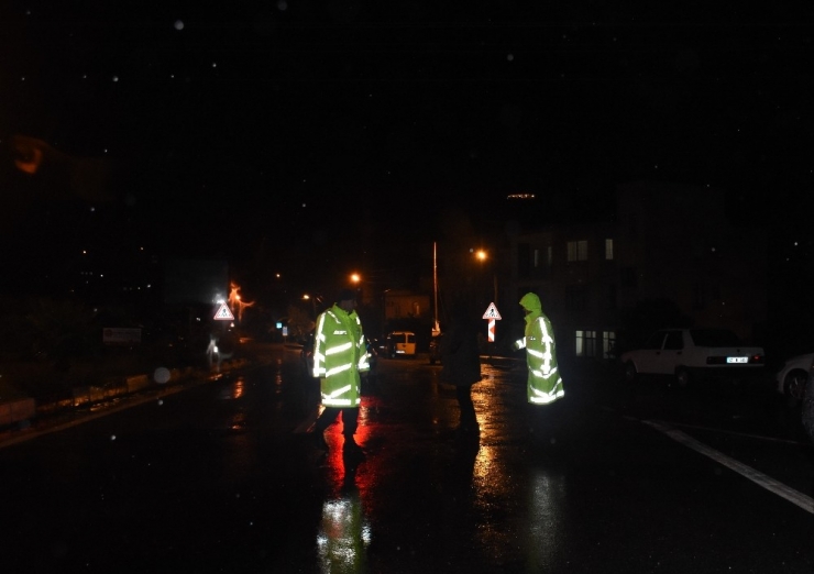 Alanya’da Sağanak Nedeniyle Cadde Ve Sokaklar Göle Döndü