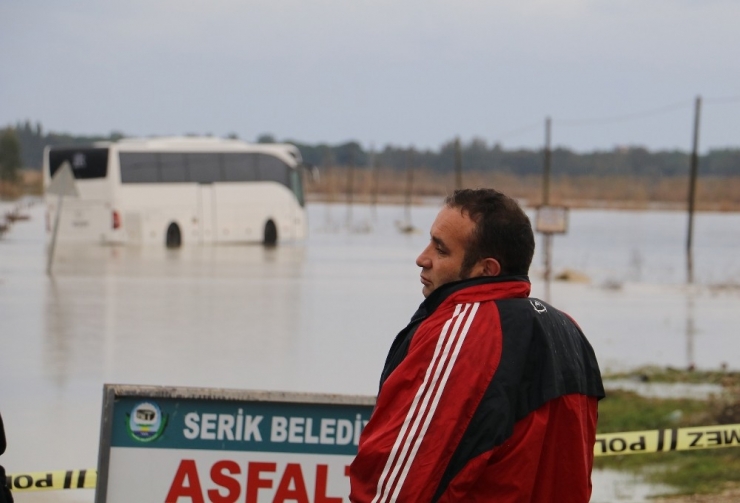 Sürücü Sel Suları Arasında Kalan Ekmek Teknesini Terk Etmedi