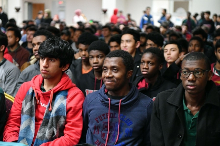 Hayati İnanç, Dünya Gençleriyle Baş Başa