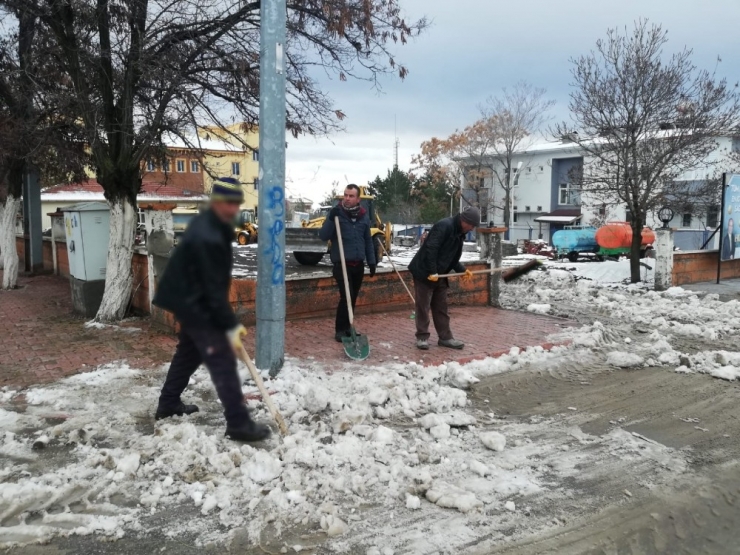 Arguvan İlçe Merkezi Kardan Temizlendi