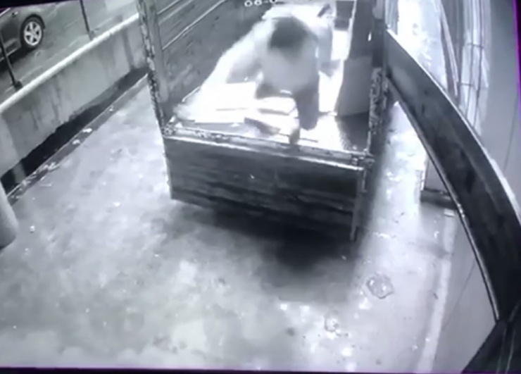 Bahçelievler’de 2 Kişinin Çatı Altında Kalmaktan Kurtulduğu O Anlar Kamerada