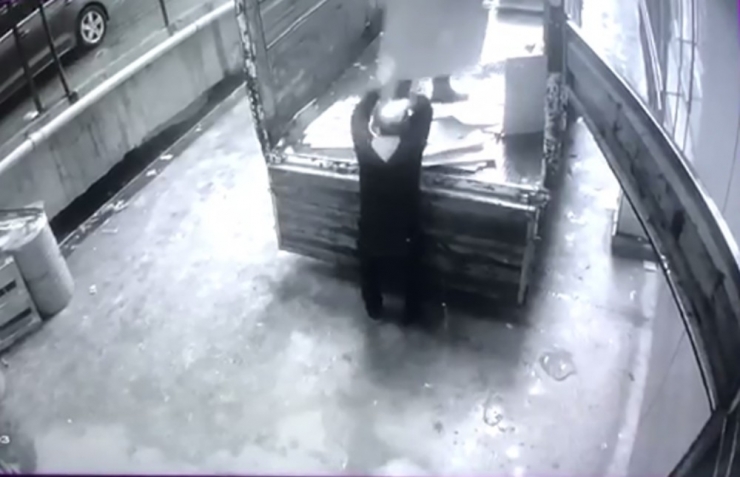 Bahçelievler’de 2 Kişinin Çatı Altında Kalmaktan Kurtulduğu O Anlar Kamerada