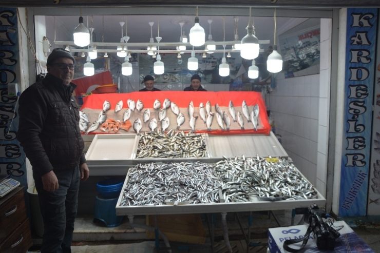 Fırtına Balık Tezgahlarını Vurdu