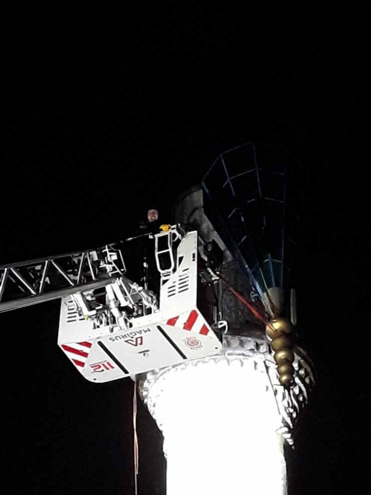 Aşırı Rüzgar Minareyi Yıktı