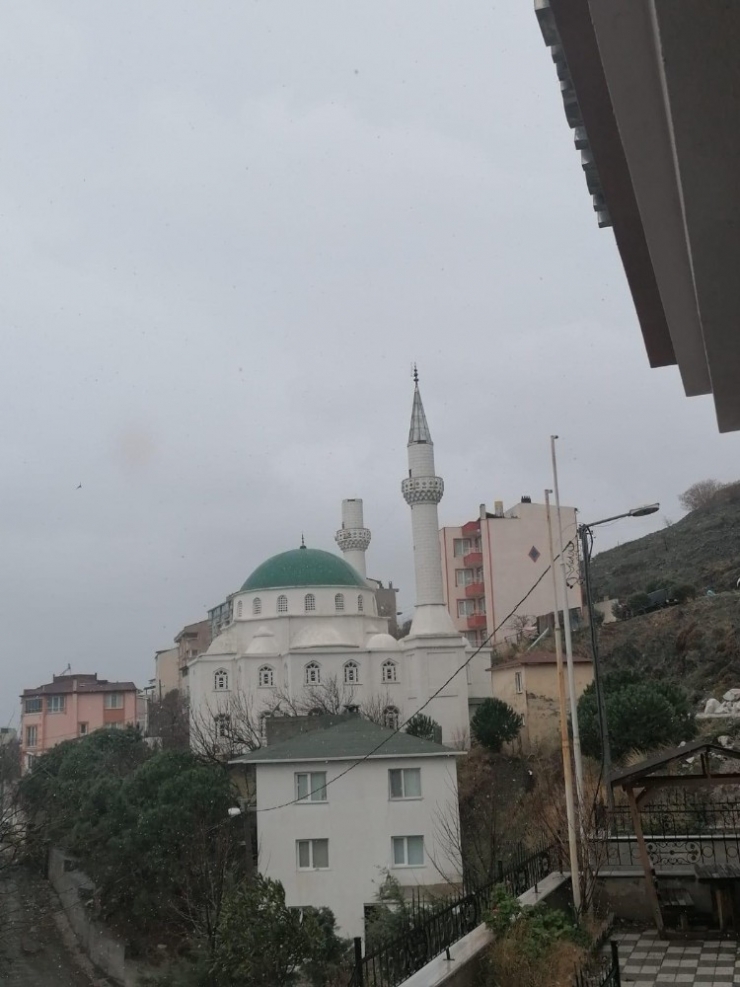 Şiddetli Rüzgar Minarenin Külahını Uçurdu