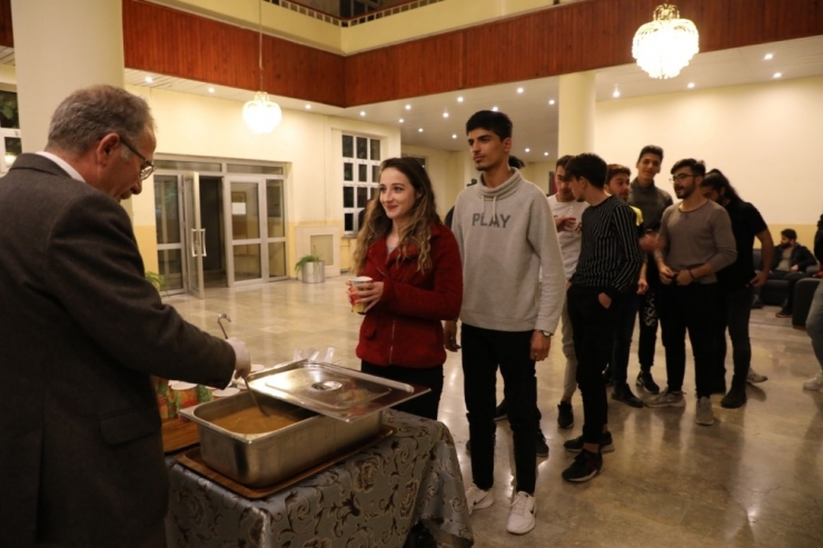 24 Saat Açık Kütüphanede Öğrencilere Çorba İkramı