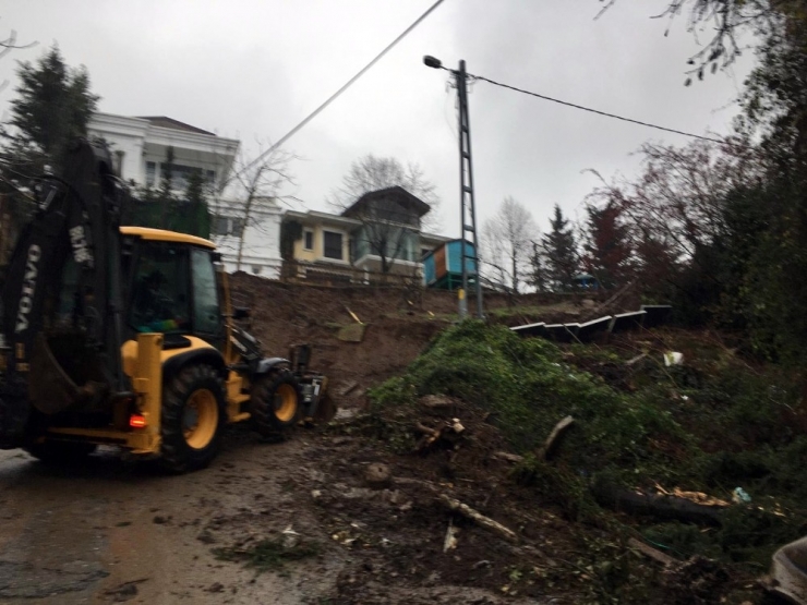 Kavacık’ta Villanın Bahçesinin İstinat Duvarı Çöktü