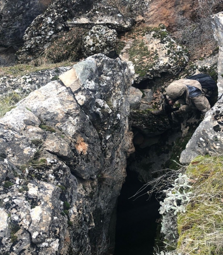 Bitlis’te Terör Örgütünce Araziye Gizlenmiş Malzeme Ele Geçirildi