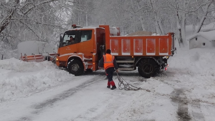 Kazdağları’nda Kar 1 Metreye Ulaştı, Ekipler Yolları Açık Tutmakta Zorlanıyor