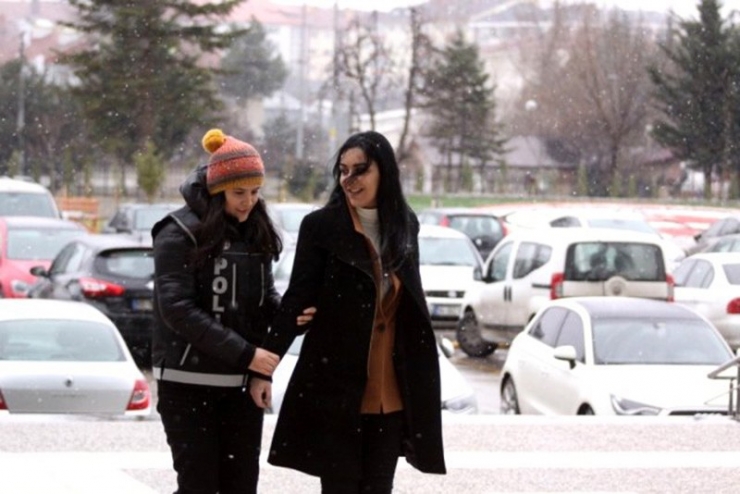 3 Kilo 894 Gram Esrarla Yakalanan Kadın Tutuklandı