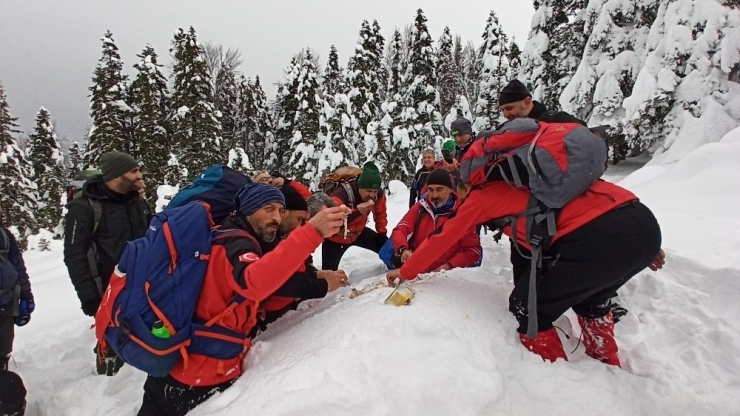 Uludağ’ın Zirvesinde Kar Helvası Yapıp Yediler
