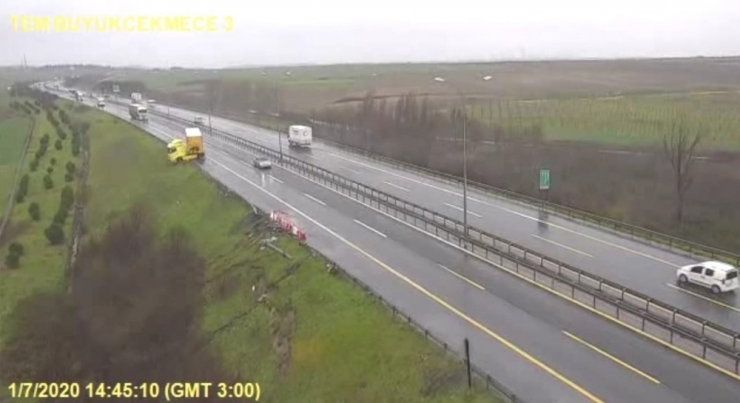 Tem Otoyolu’nu Kilitleyen Tır Kazası Kamerada