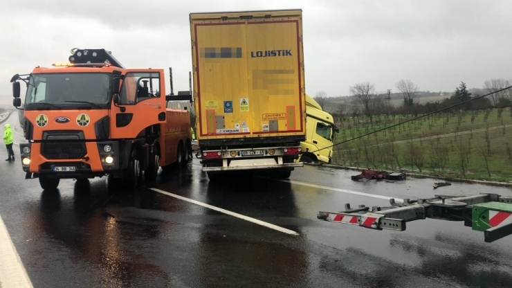 Tem Otoyolu’nda Tır Rüzgarın Etkisiyle Bariyerlere Çarptı