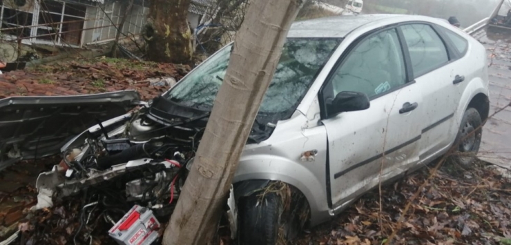 Yoğun Yağışta Faciadan Dönüldü, Ağaca Çarparak Durabildi: 1 Yaralı