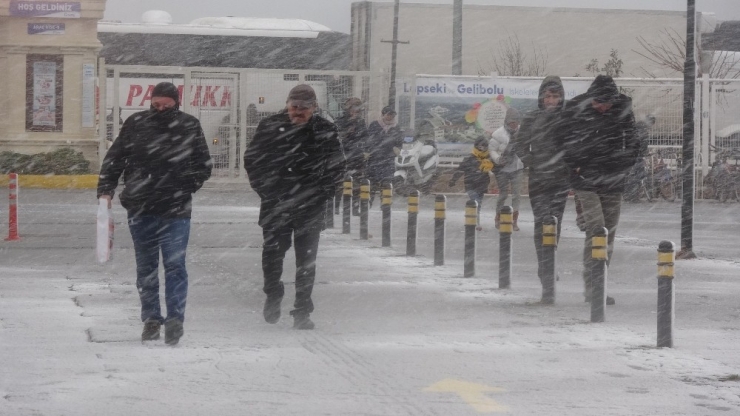 Çanakkale’de Feribot Seferleri Durdu, 6 İlçede Okullar Tatil Edildi