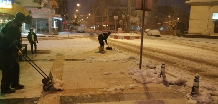 Çanakkale’de Kar Okulları Tatil Ettirdi