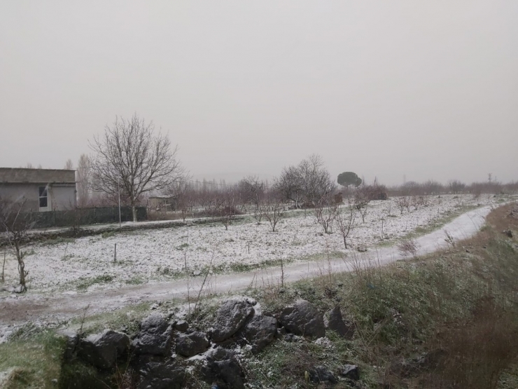 Lapseki İlçe Merkezi Beyaza Büründü