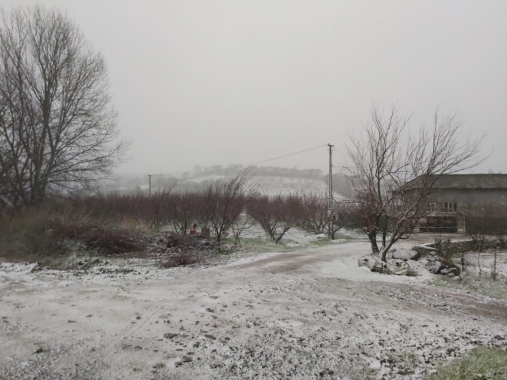 Lapseki İlçe Merkezi Beyaza Büründü