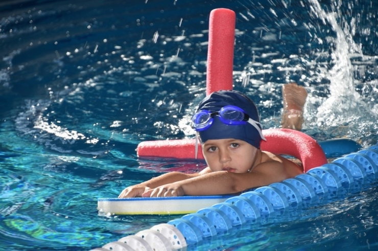 Yarı Olimpik Kapalı Yüzme Havuzu Her Mevsim Hizmet Veriyor