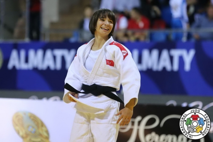 Kağıtspor’dan Madalya Yağmuru