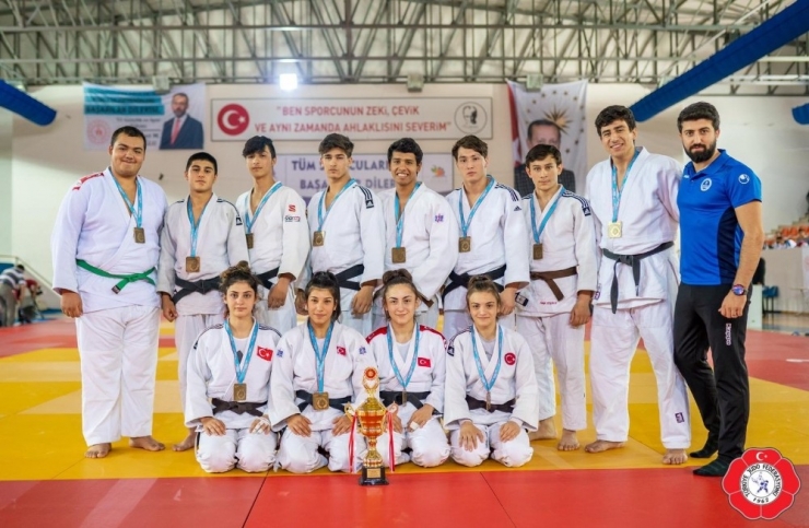 Kağıtspor’dan Madalya Yağmuru