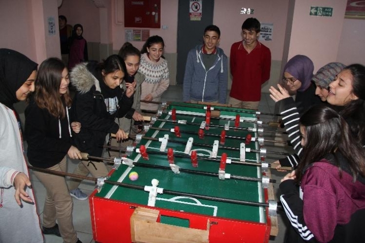 Okullarında Spor Salonu Oymayınca Atık Malzemelerden Langırt Yaptılar