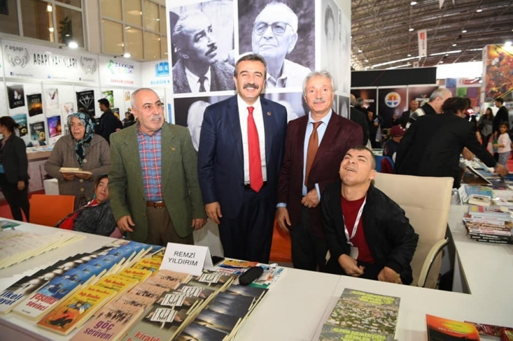 Soner Çetin, Gençlere "Nutuk" Hediye Etti