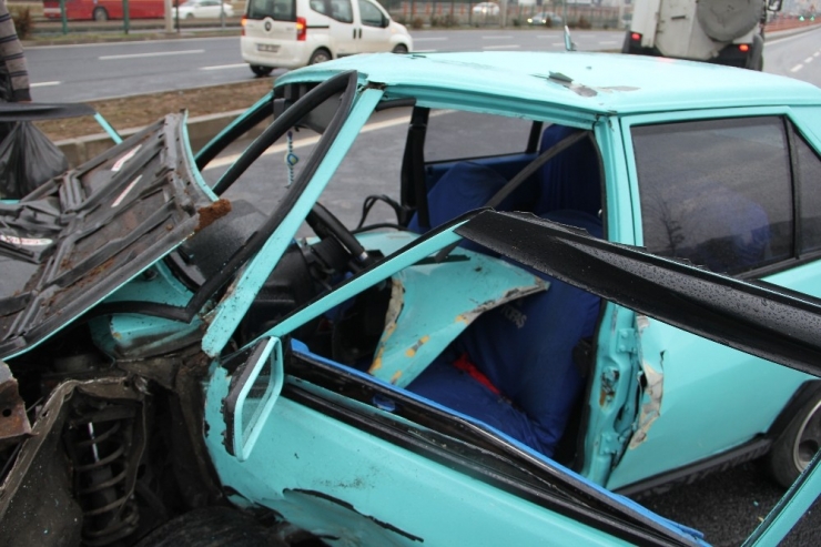 Diyarbakır’da Refüje Çarpan Araç Hurdaya Döndü: 2 Ağır Yaralı