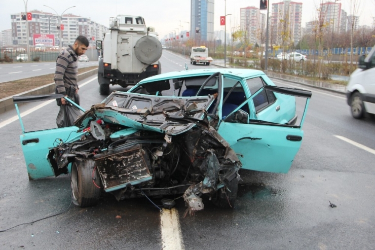 Diyarbakır’da Refüje Çarpan Araç Hurdaya Döndü: 2 Ağır Yaralı