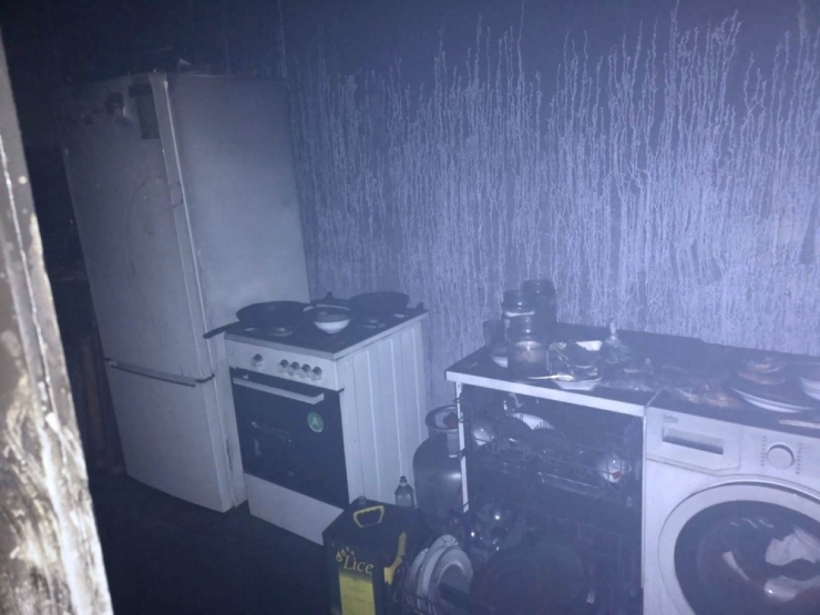 İtfaiye Eri, Baba Ve Oğlu Alevlerin Arasından Kurtardı