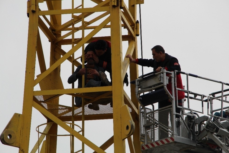 Elazığ’da Vinçte İntihar Girişimini İtfaiye Ekipleri Önledi