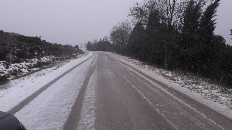 Erdek’te Fırtına Ağaçları Kırdı, Otobüs Duraklarını Devirdi