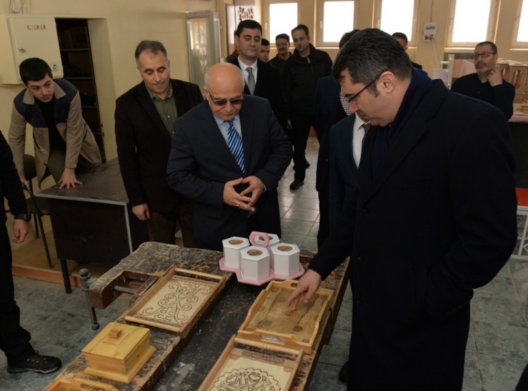 Vali Memiş, Görme Engelli Çocukları Okullarında Ziyaret Etti, Birlikte Şarkı Söyledi