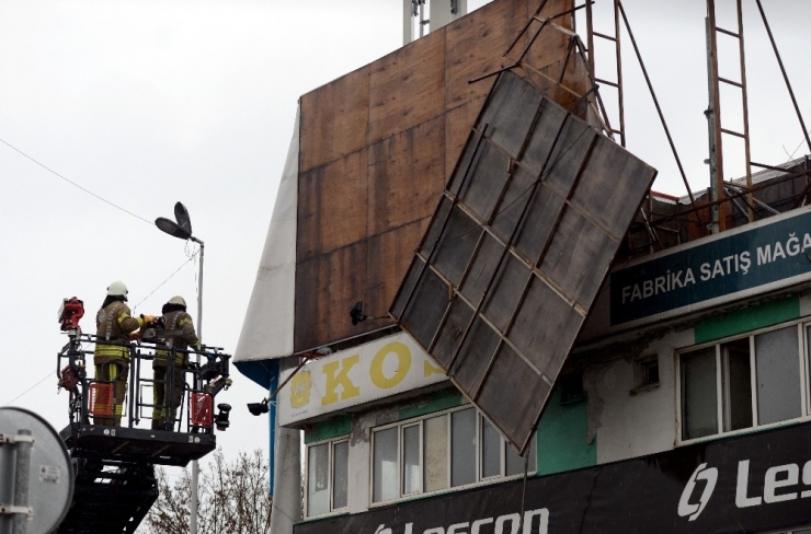 Fırtına Stadının Reklam Panosunu Uçurdu