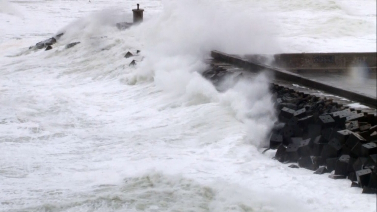 Arnavutköy Karaburun’da Dev Dalgalar Oluştu