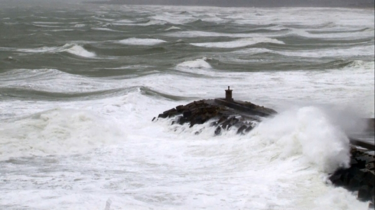 Arnavutköy Karaburun’da Dev Dalgalar Oluştu