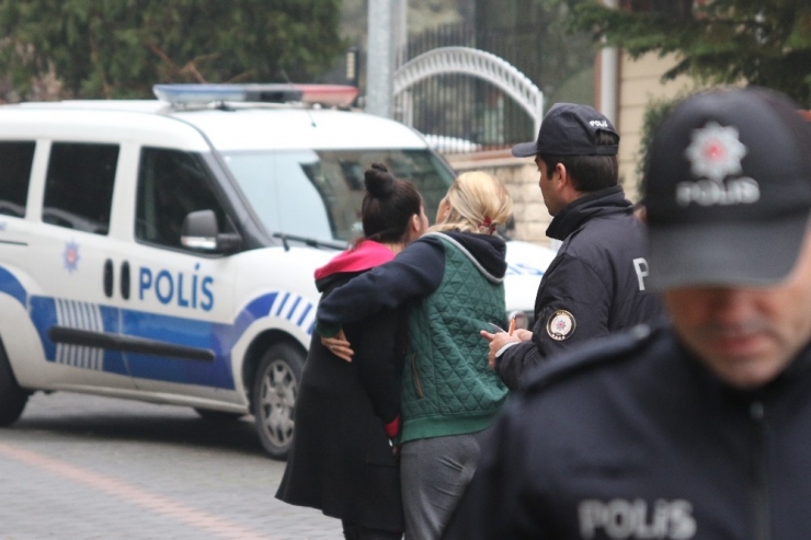 Balkondan Düşen Genç Kızı Battaniye Ve Çarşaf Gererek Yakalamaya Çalıştılar