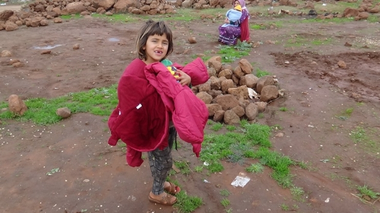 Hatay’daki Göçmen Çocuklara Kıyafet Yardımı
