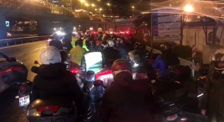 Motosiklet Sürücülerine Şiddetli Fırtına Engeli