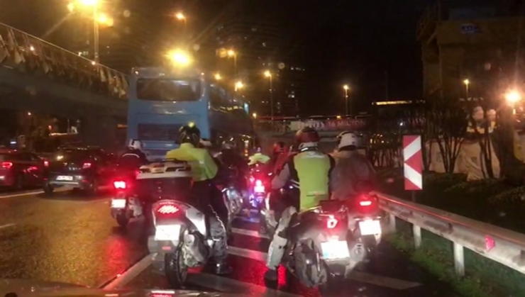 Motosiklet Sürücülerine Şiddetli Fırtına Engeli