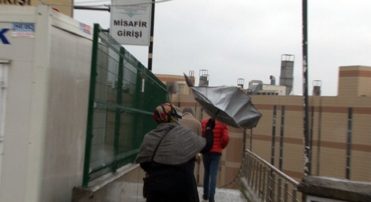 Vatandaşlar Fırtına Nedeniyle Zor Anlar Yaşadı