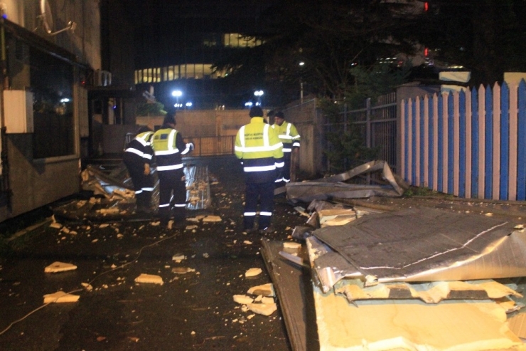 İstanbul’da Fırtına Çatıları Uçurdu, Ağaçları Devirdi