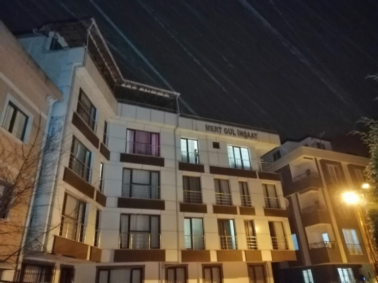 Uçan Çatı Karşı Apartmana Ok Gibi Saplandı