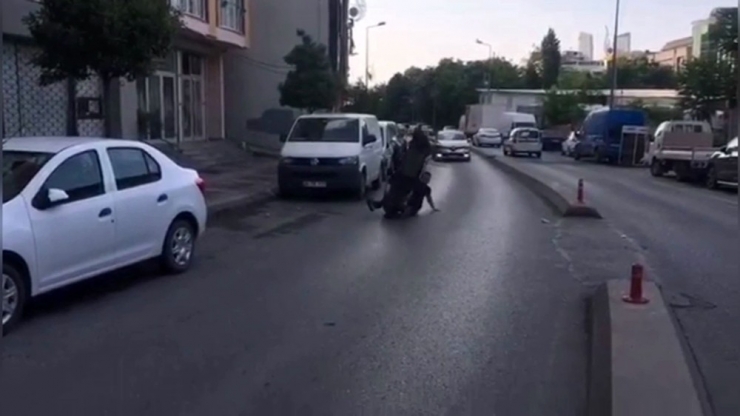 İstanbul’da Motosikletli Magandaların Tek Teker Kazaları Kamerada