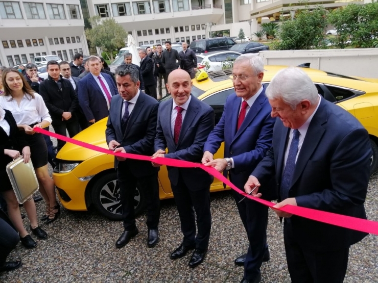 İzmir’de Dijital Ve Vıp Taksiler Görücüye Çıktı