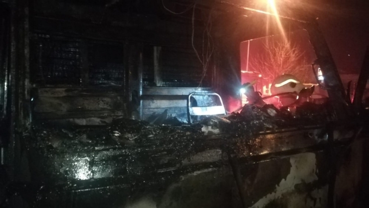 İzmir’de Park Halindeki Kamyon Alev Aldı