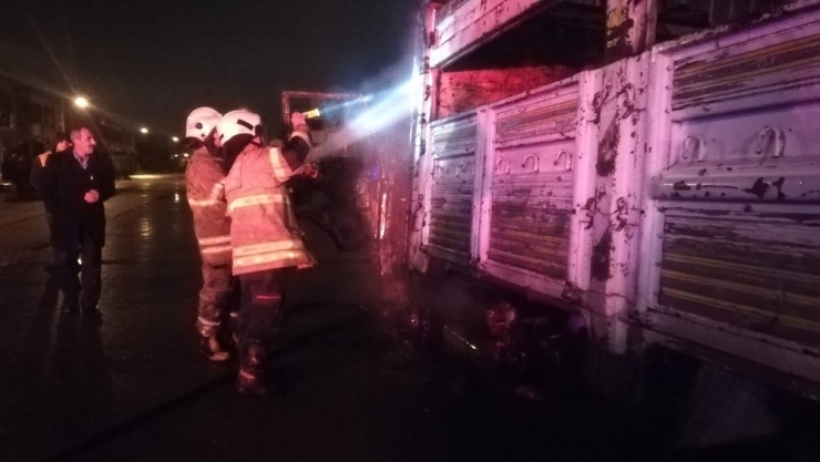 İzmir’de Park Halindeki Kamyon Alev Aldı