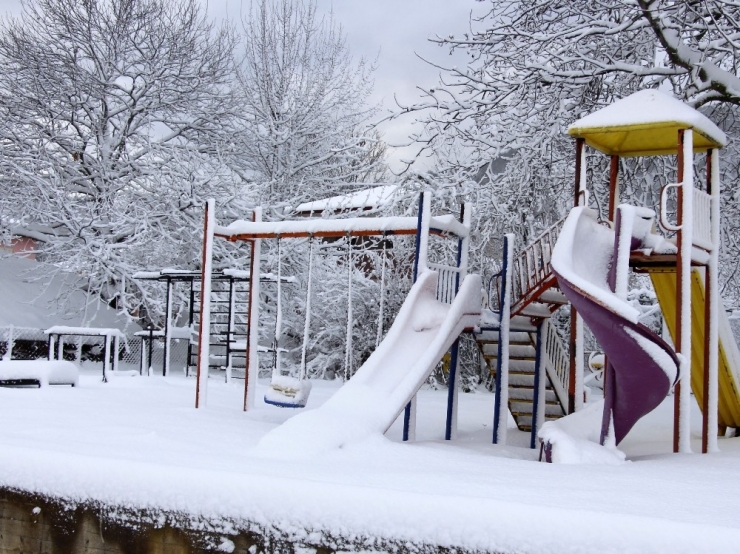 İzmir’de Gölcük Gölü Buz Tuttu, Eşsiz Manzaralar Ortaya Çıktı