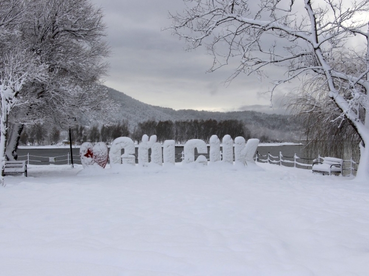 İzmir’de Gölcük Gölü Buz Tuttu, Eşsiz Manzaralar Ortaya Çıktı