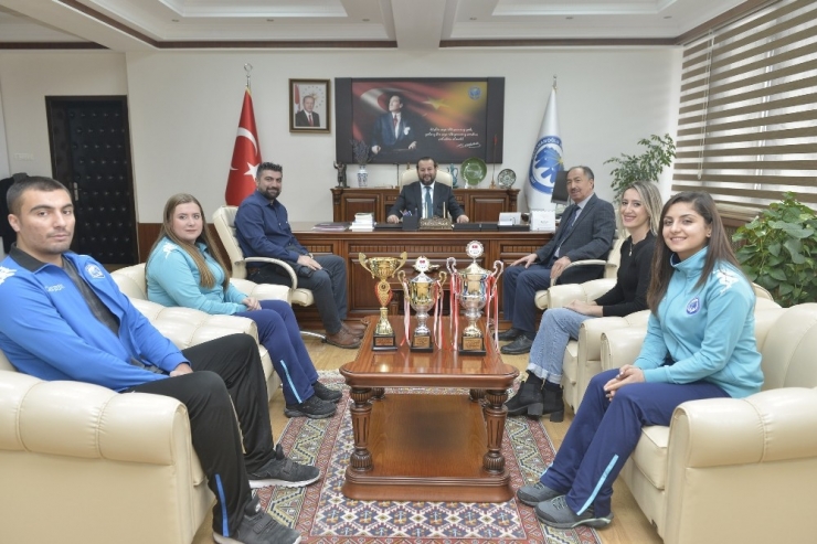 Kmü Basketbol Ve Voleybol Takımlarından İki Kupa